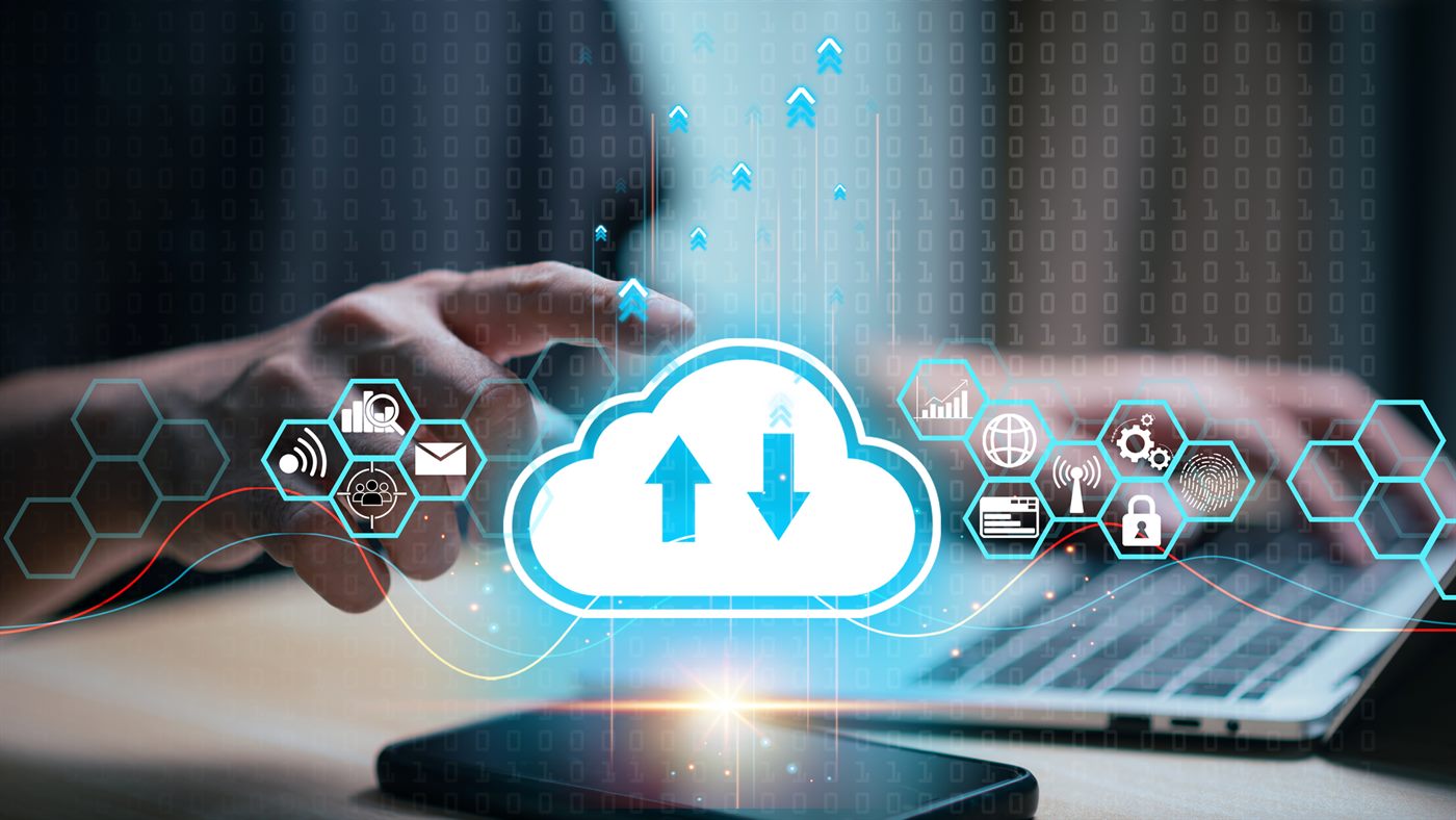 Cloud-Symbol mit Datenübertragung über Laptop und Smartphone