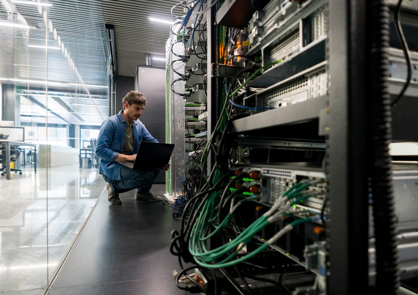 IT-Techniker von Layer-X bei der Serverwartung im Rechenzentrum
